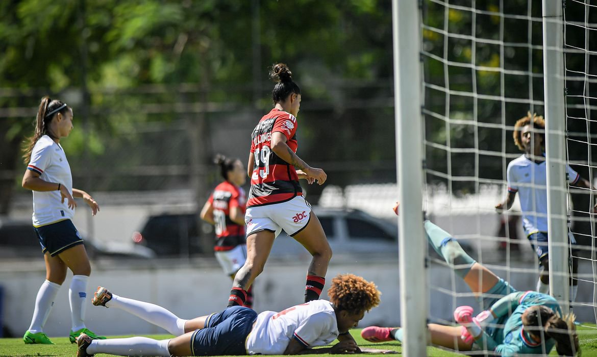 Imagem de Flamengo vence Bahia e assume liderança do Brasileiro Feminino