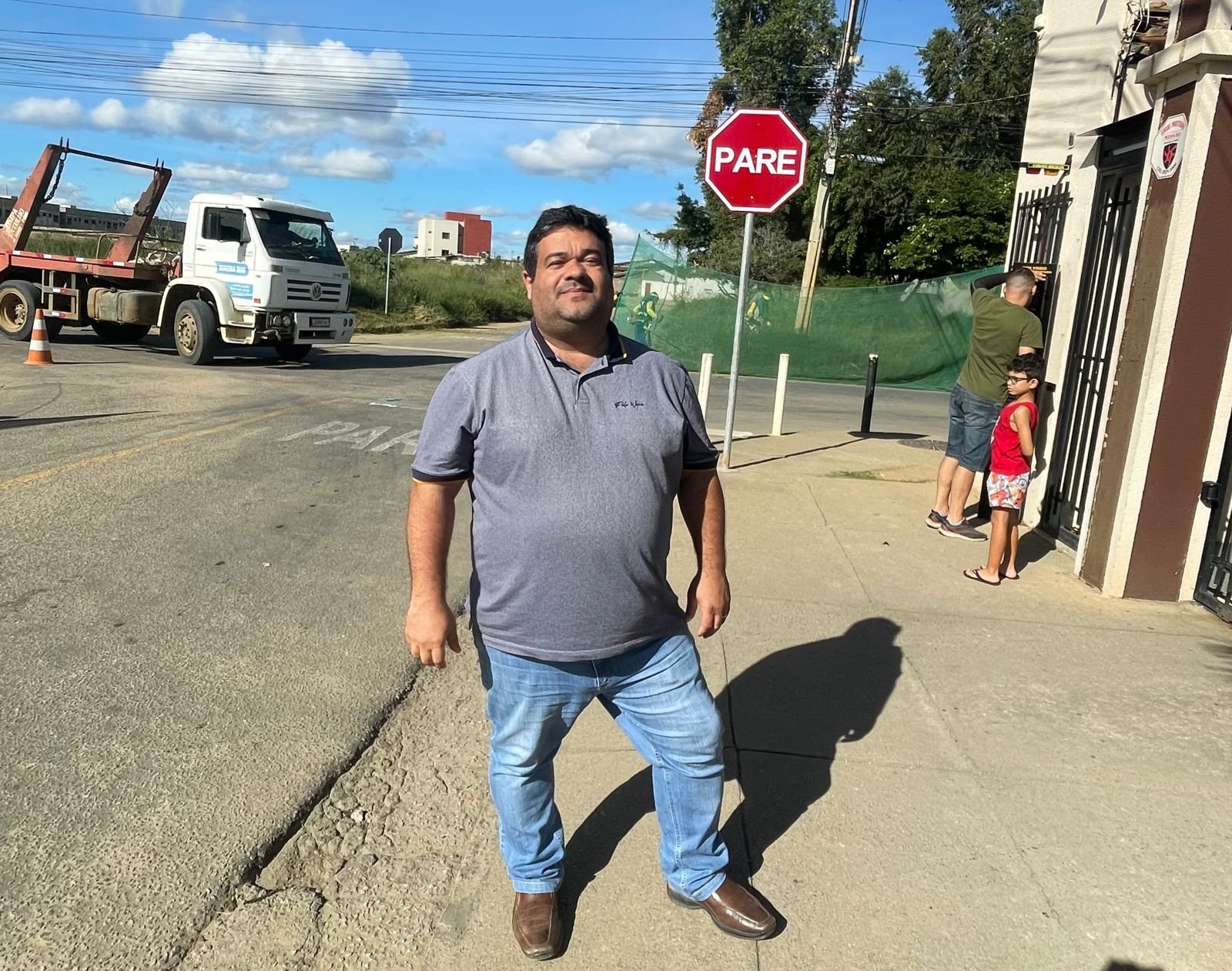 Imagem de Após solicitação de Ivan Cordeiro, cruzamento de avenidas em Vitória da Conquista recebe nova sinalização