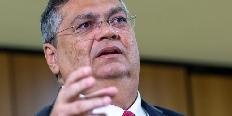 Imagem de Flávio Dino: Além de suspenso no Brasil, Telegram deve pagar multa de R$ 1 milhão por dia