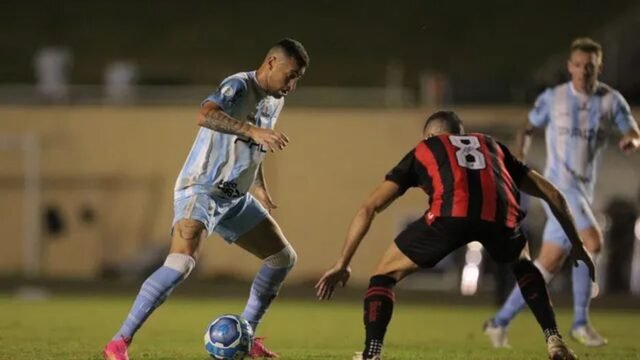 Imagem de Vitória leva gols no segundo tempo e perde para o Londrina fora de casa