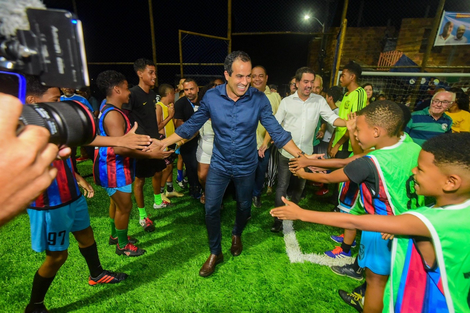 Imagem de Prefeitura entrega novo campo com grama sintética e praça requalificada em Plataforma