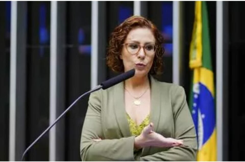 Imagem de Deputada Carla Zambelli é nova exilada brasileira no exterior: está na Europa