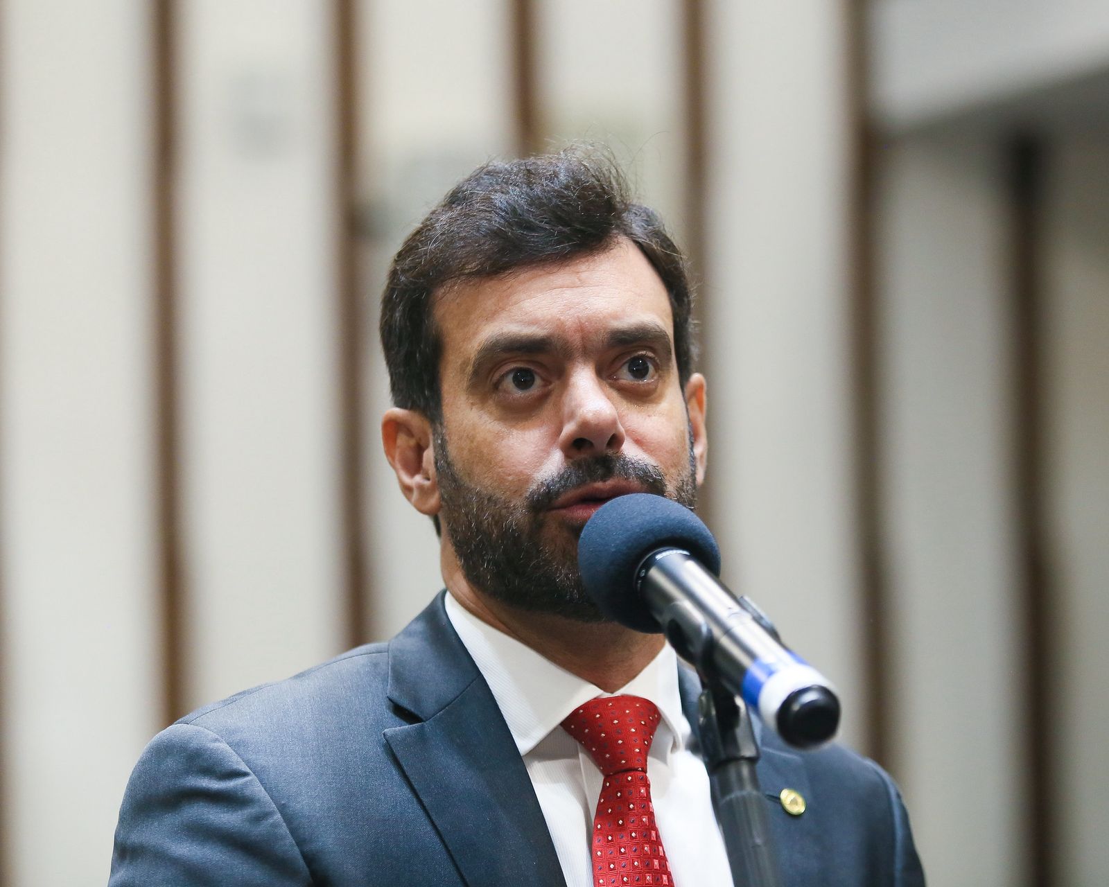 Imagem de Líder da oposição, Tiago Correia presta solidariedade a jornalista encurralado pelo governador Jerônimo em coletiva