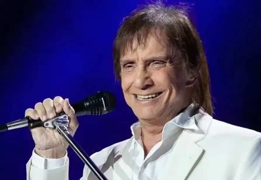 Imagem de Roberto Carlos perde controle de carro e sofre acidente