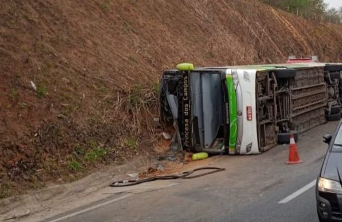 Imagem de Time de futebol americano do Coritiba sobre acidente de ônibus e três jogadores morrem