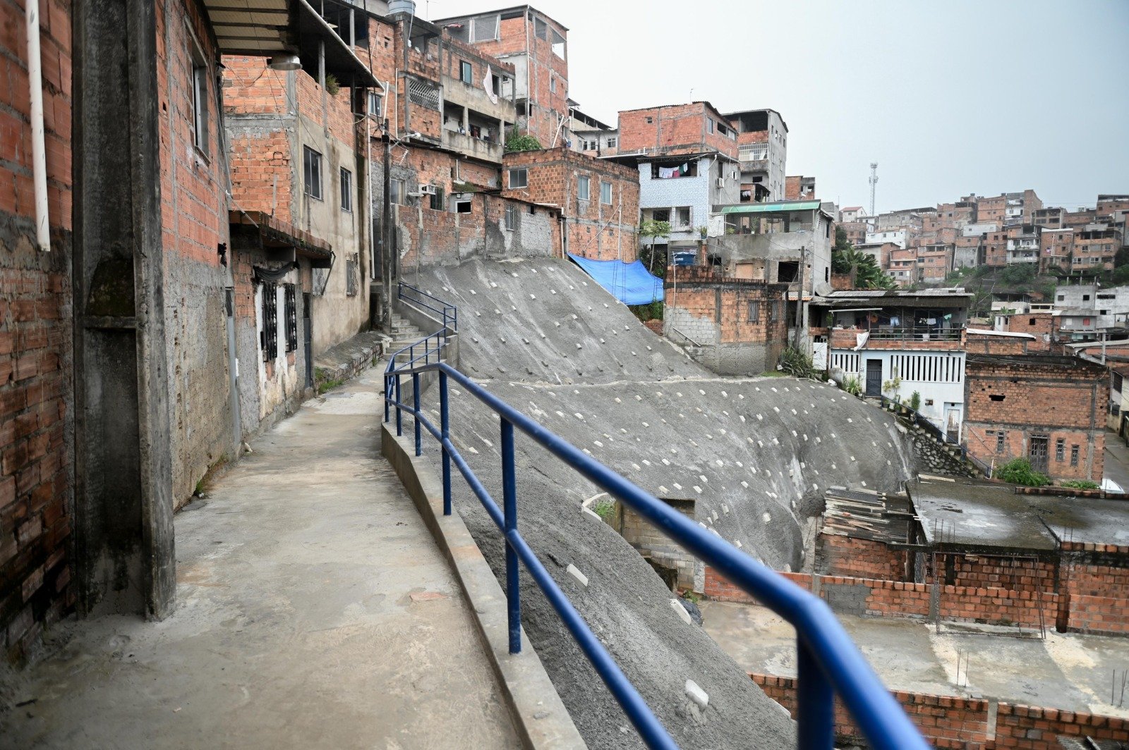 Imagem de Contenção de encosta entregue pela Prefeitura traz segurança para mais de 40 famílias em Nova Sussuarana