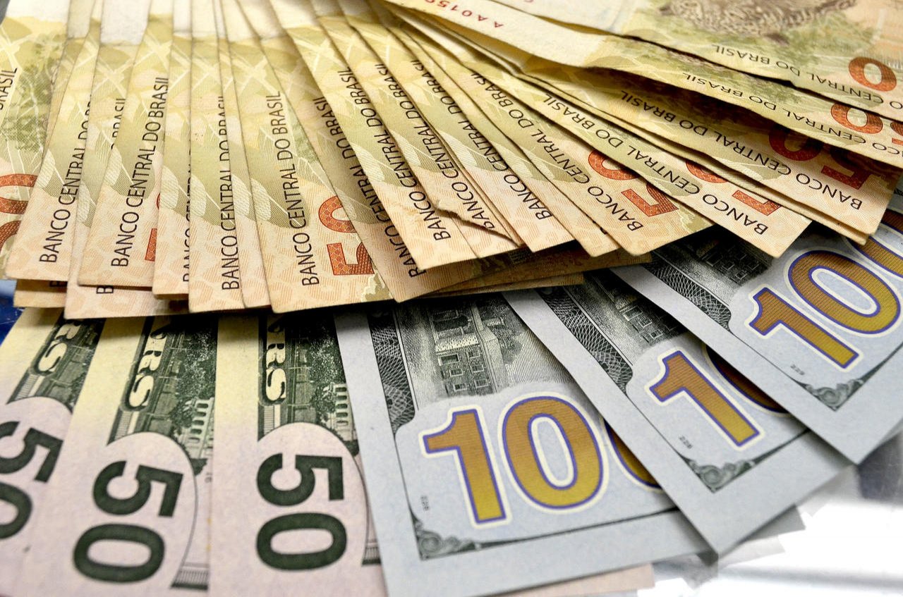 Imagem de Dólar cai mais e fecha o dia em R$ 4,92, ao menor valor em 10 meses