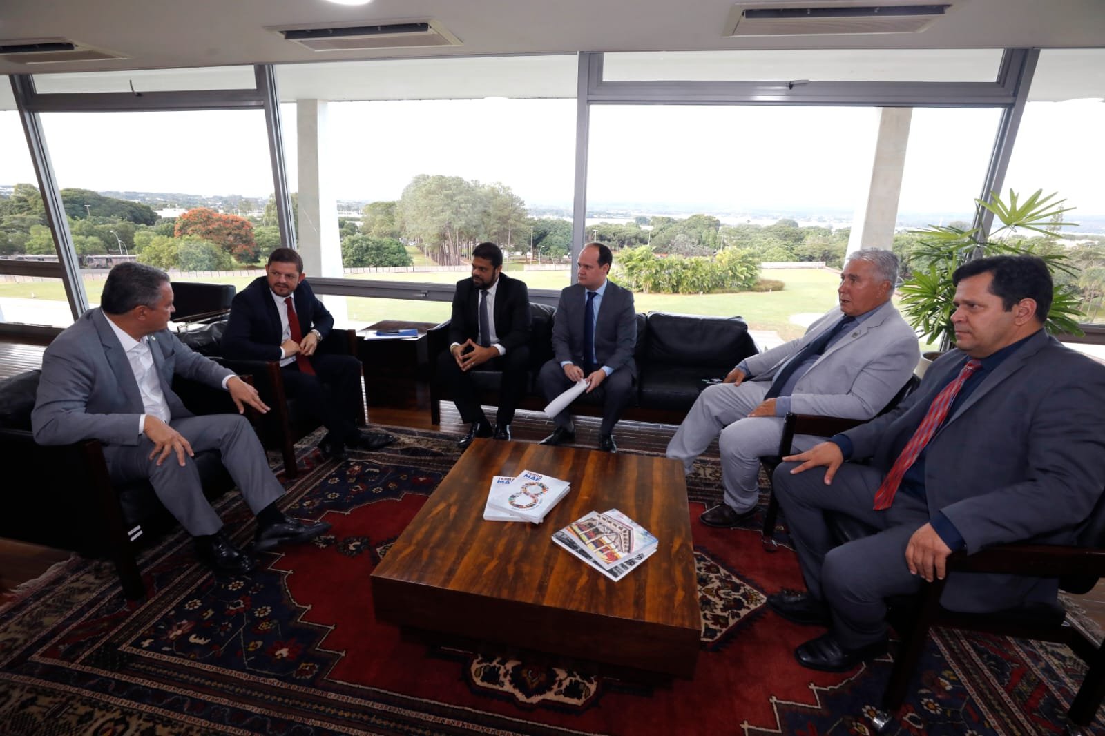 Imagem de Ministro Rui Costa recebe prefeitos baianos e promete articulação contra queda de receita em 101 municípios da Bahia