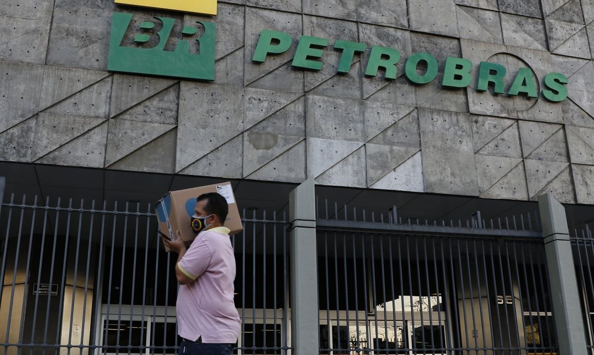 Imagem de Petrobras reduz preço da gasolina em 4,66% para distribuidoras 