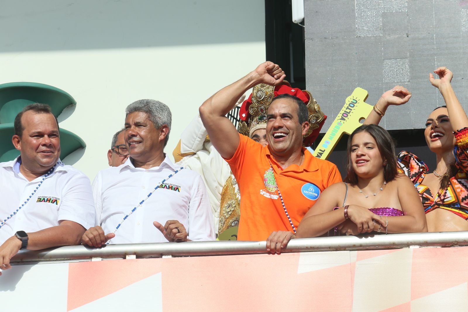 Imagem de Bruno Reis entrega chave da cidade ao Rei Momo e comemora retorno do Carnaval