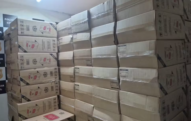 Imagem de Carga com 130 mil maços de cigarros contrabandeados são apreendidos em van na BR-101