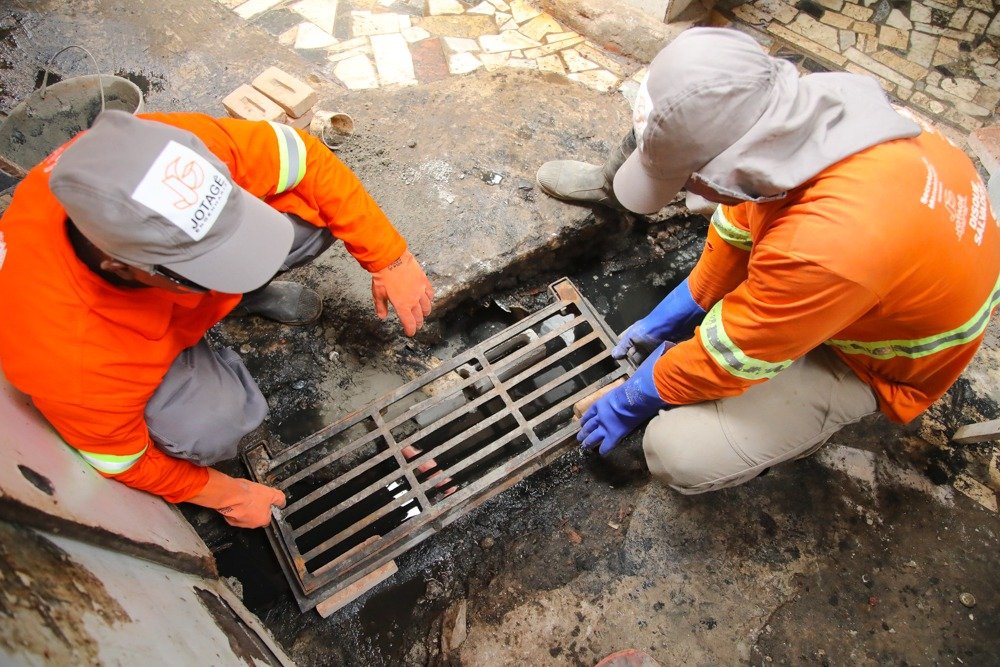 Imagem de Prefeitura realiza serviços de drenagem e recapeamento na Feira de São Joaquim