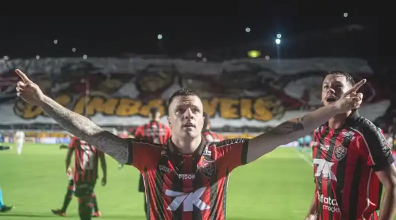 Imagem de Vitória aproveita falhas, ganha Ba-Vi no Barradão e respira na luta contra o Z-4
