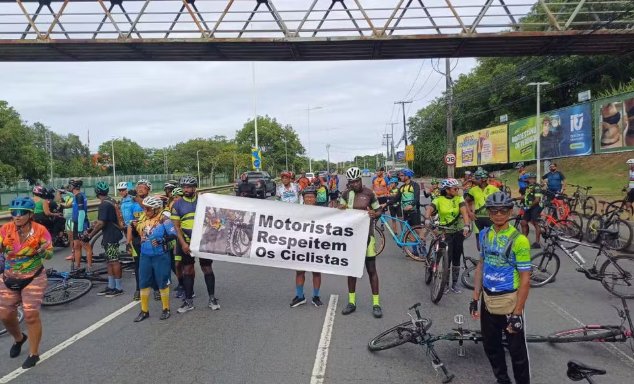 Imagem de Grupo de ciclistas protesta após morte de colega por atropelamento em Salvador