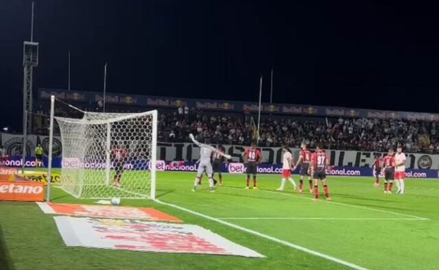 Imagem de Vitória perde de virada para o Red Bull Bragantino e volta ao Z-4 da Série A