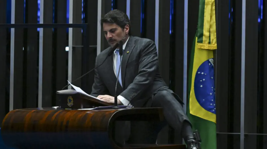 Imagem de Moraes derruba cautelares de Marcos do Val após recurso do Senado