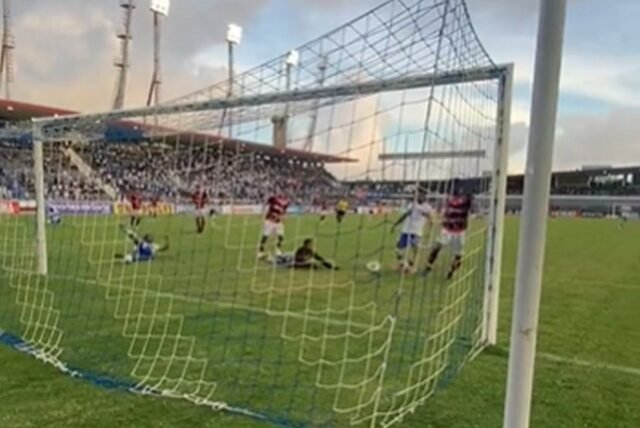 Imagem de Com falhas e expulsão, Vitória perde por 3 a 1 para o CSA em Maceió