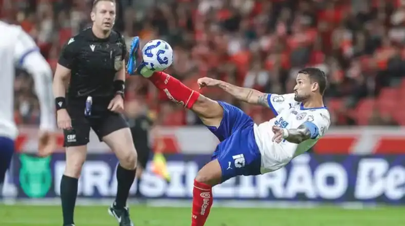 Imagem de Bahia marca nos acréscimos e arranca empate com o Inter no Beira-Rio