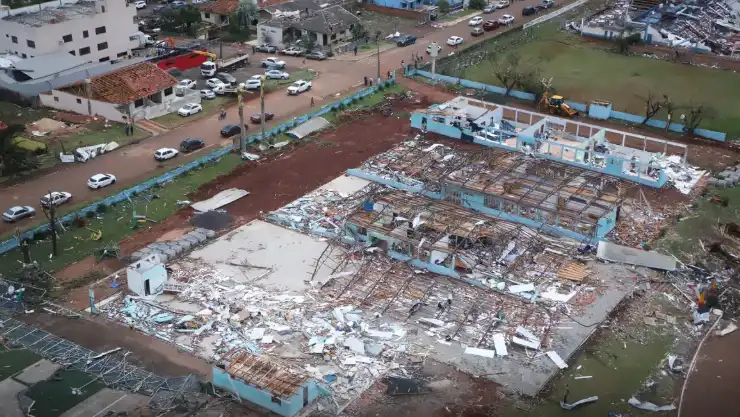Imagem de Tornado destrói 90% de cidade, deixa 750 feridos e mil desabrigados no Paraná