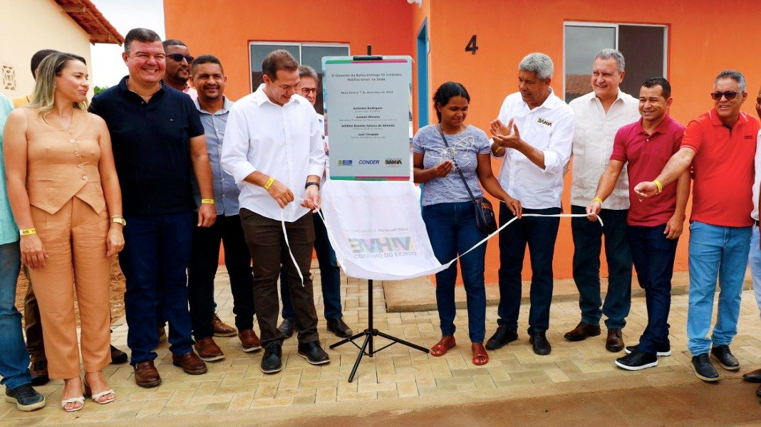Imagem de Ao lado do ministro Rui Costa, Jerônimo entrega escola, unidades habitacionais e mercado municipal em Nova Itarana