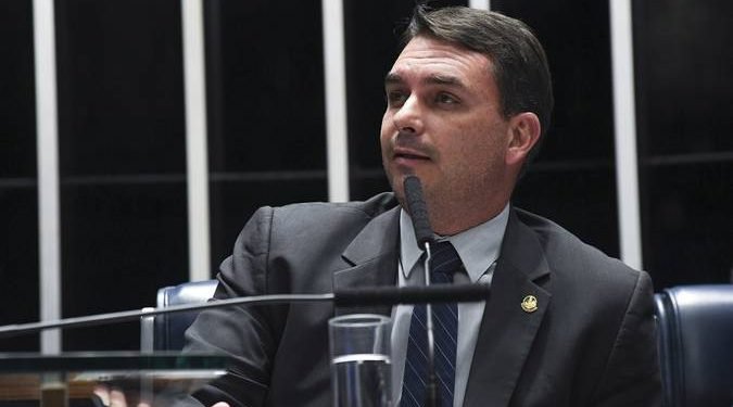 Imagem de TSE multa Flávio Bolsonaro em R$ 5 mil associar Lula a demônio