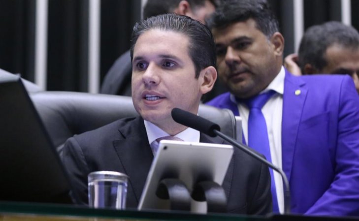 Imagem de Com congresso esvaziado, Hugo Motta anuncia votação da isenção do Imposto de Renda