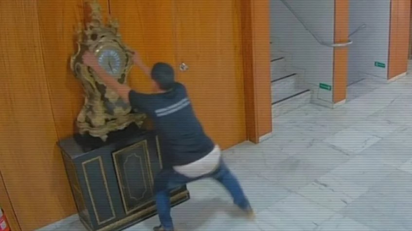 Imagem de PF identifica homem que destruiu relógio histórico no Planalto