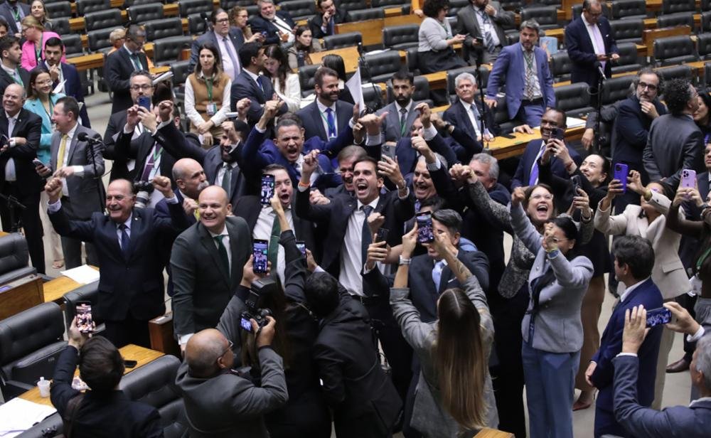 Imagem de Câmara aprova projeto que exige cumprimento de 80% da pena em regime fechado para crimes hediondos; veja a lista