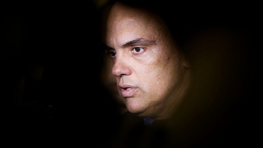 Imagem de Decisão de Moraes sobre Bolsonaro tem erro de português, excesso de pontuação e vírgula ausente