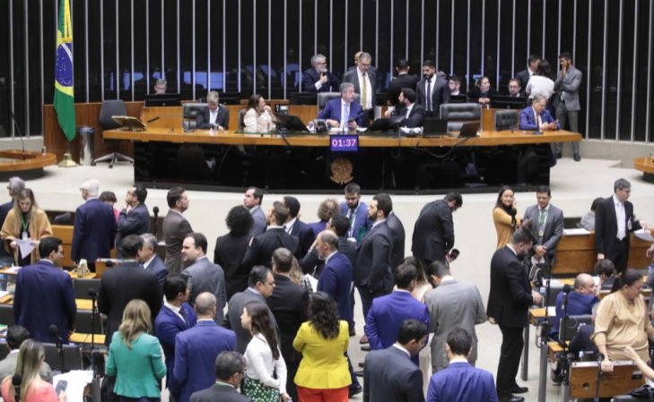 Imagem de Câmara aprova PEC do ajuste fiscal em primeiro turno com ampla margem de votos