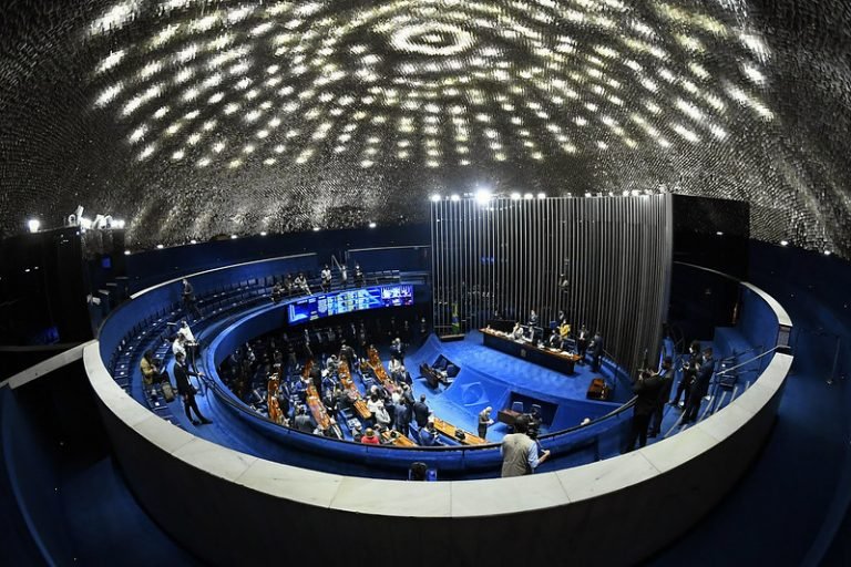 Imagem de Senadores vão trabalhar apenas 9 dias por mês em Brasília