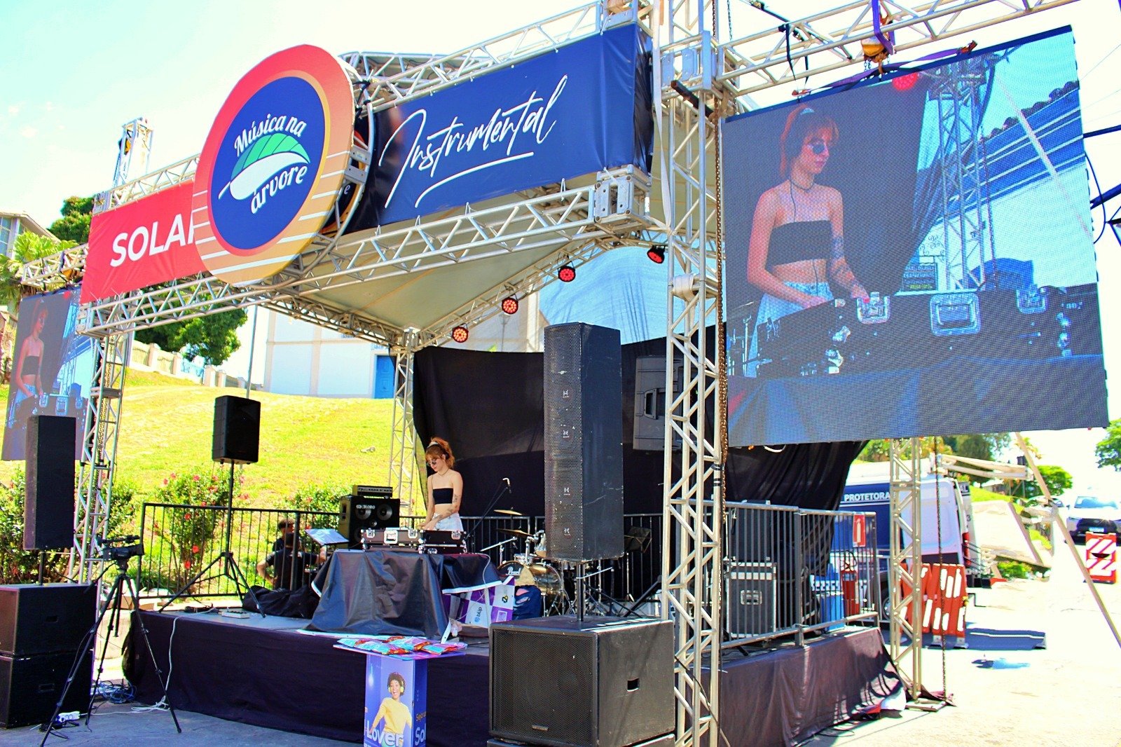 Imagem de Com palco movido a energia solar, projeto Música na Árvore leva shows gratuitos para Itacaré, no próximo dia 27