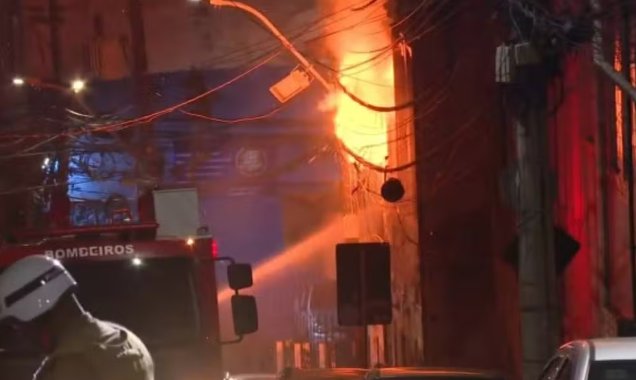 Imagem de Casarão incendiado: Coronel dos bombeiros detalha trabalho de combate