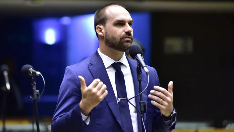 Imagem de Eduardo Bolsonaro se licencia do mandato de deputado e fica nos EUA
