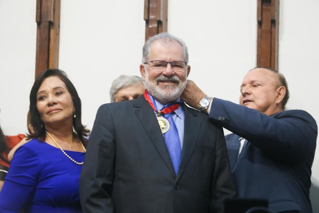 Imagem de Câmara Municipal de Utinga Concede Título de Cidadão Utinguense ao Ex-Deputado Marcelo Nilo