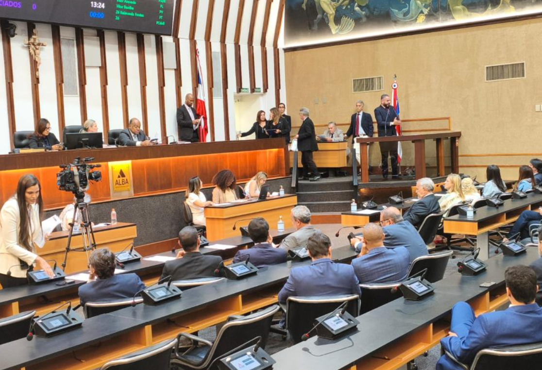 Imagem de Em sessão extraordinária, deputados decidem pela manutenção da prisão de Binho Galinha