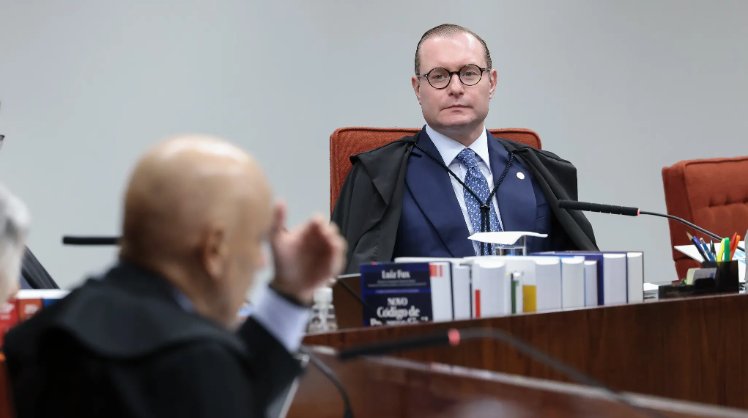 Imagem de STF manobra para evitar que Câmara suspenda ação contra Bolsonaro