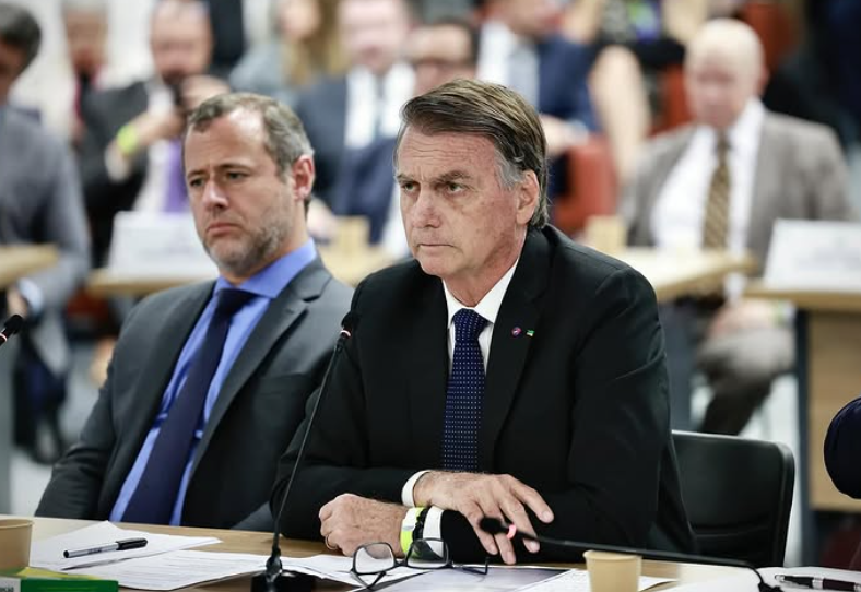 Imagem de Defesa de Bolsonaro pede prisão domiciliar humanitária alegando problemas de saúde graves