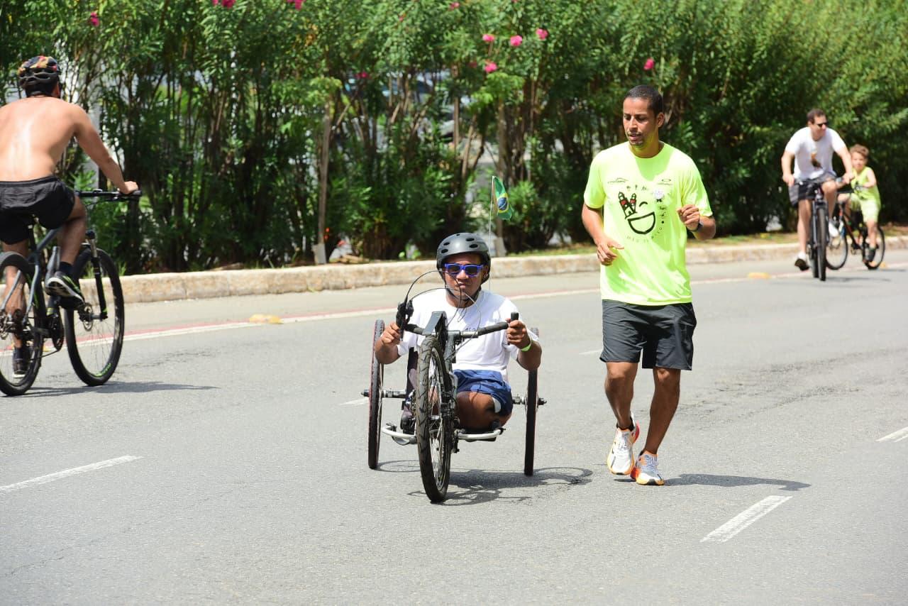 Imagem de Com apoio da Prefeitura, projeto com equipamentos adaptados possibilita lazer para pessoas com deficiência
