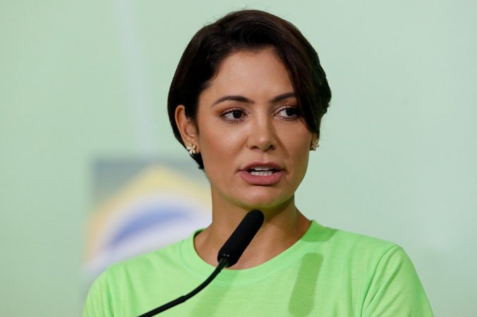 Imagem de Michelle Bolsonaro afirma que só ela foi vacinada e que soube pela imprensa o motivo da operação da PF