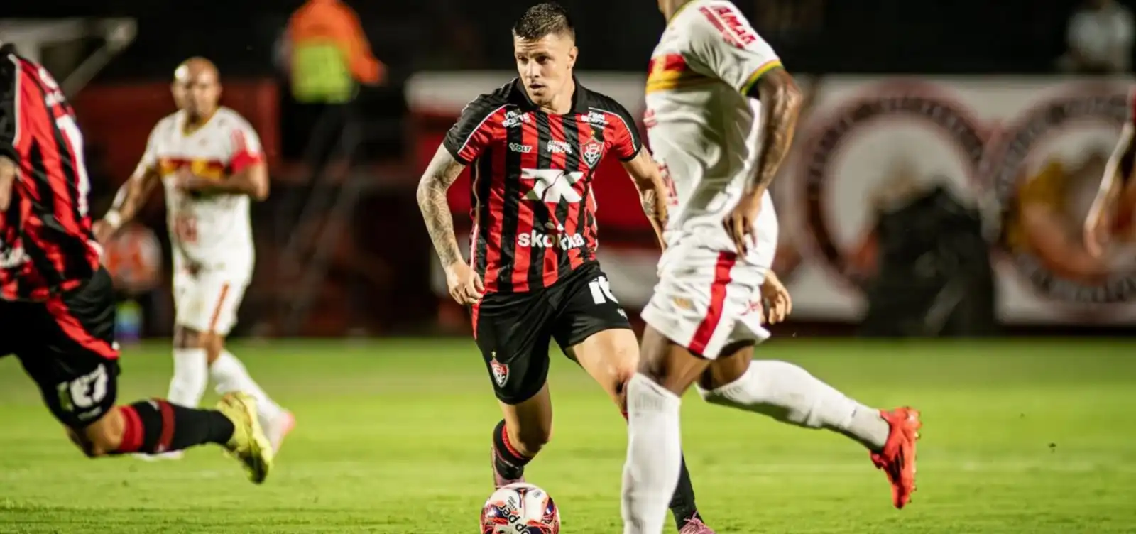 Imagem de Com time principal, Vitória goleia a Juazeirense e vence a primeira no Baiano