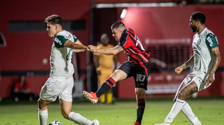 Imagem de Vitória abre vantagem, mas Palmeiras busca empate no Barradão