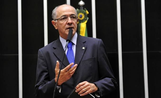 Imagem de "Lula fez um 7 de Setembro sem gente e com Janja dando adeus a ninguém na Esplanada", observa Aleluia