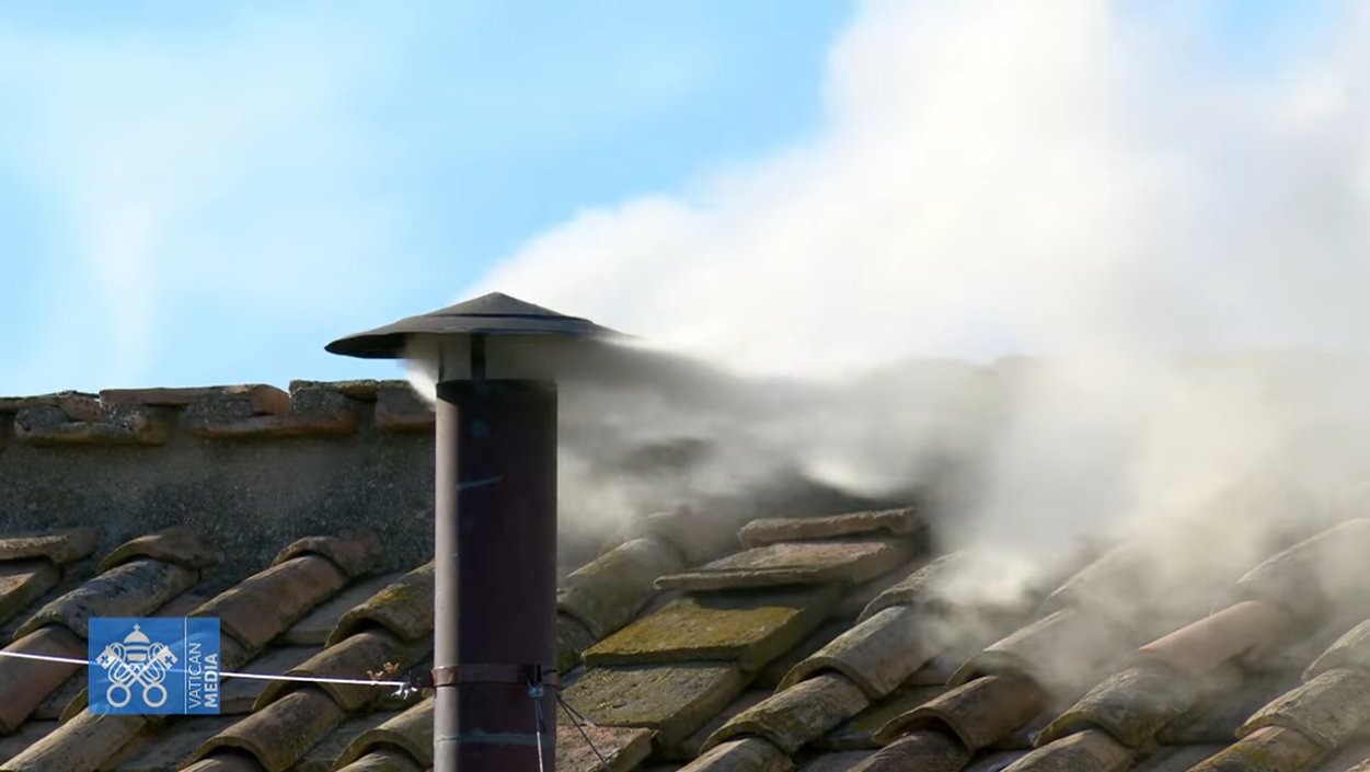Imagem de Fumaça branca na Capela Sistina anuncia novo papa