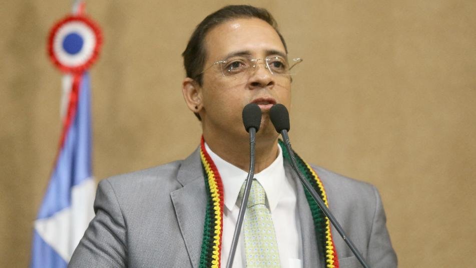 Imagem de Hilton Coelho apresenta moção de aplausos à professora Mônica Neves, primeira mulher a dirigir a Faculdade de Direito da UFBA