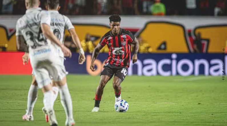 Imagem de Grêmio sai na frente, mas Vitória busca empate em jogo com gols de bola parada