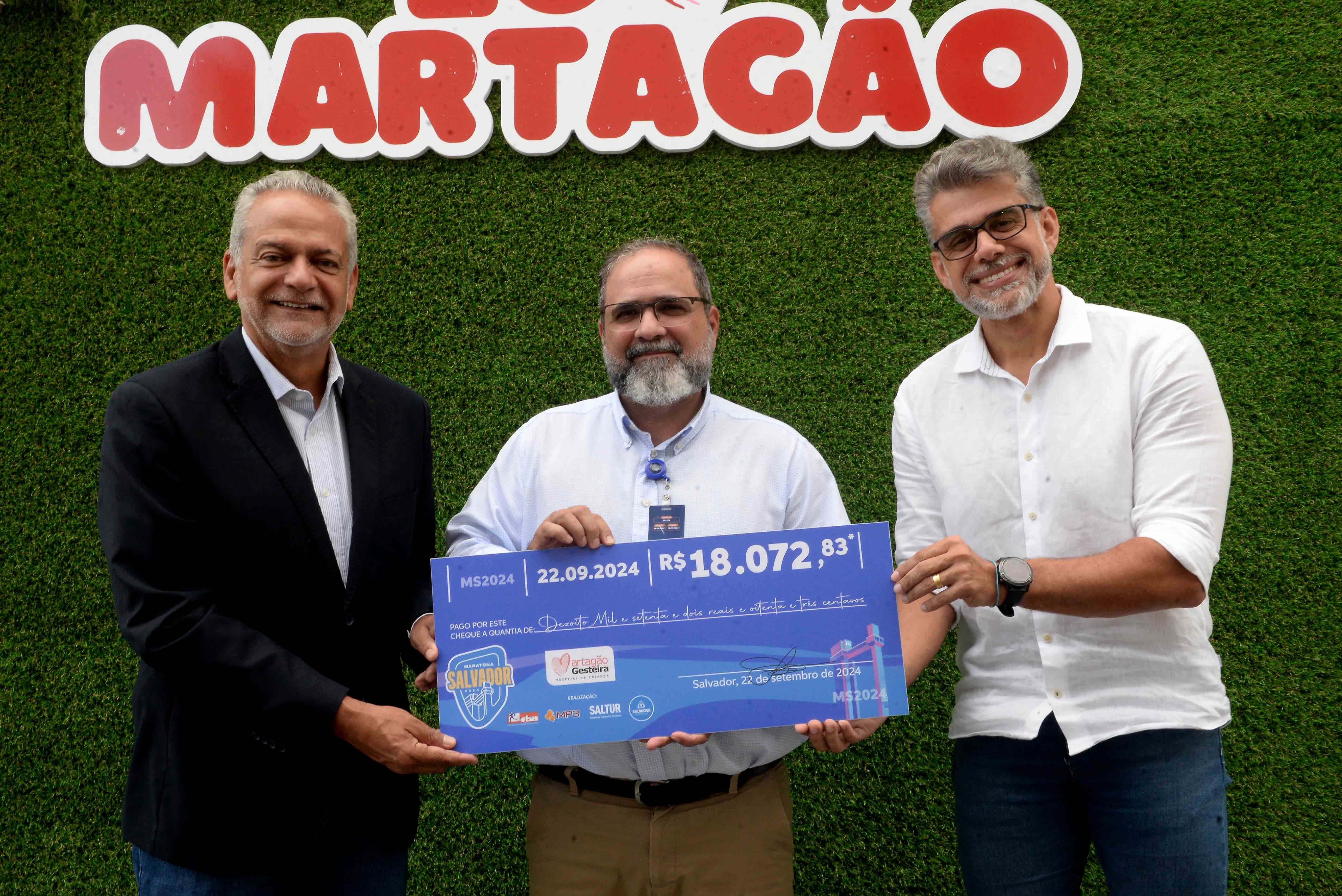 Imagem de Martagão Gesteira recebe doação em dinheiro arrecadada durante inscrições da Maratona Salvador