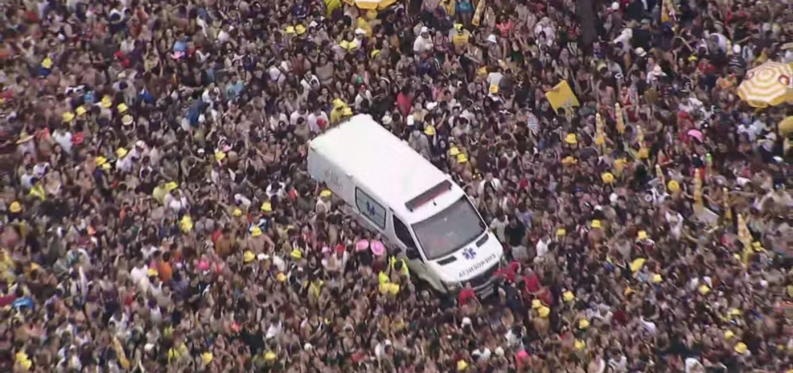 Imagem de Foliões passam mal após superlotação em bloco com Calvin Harris em São Paulo