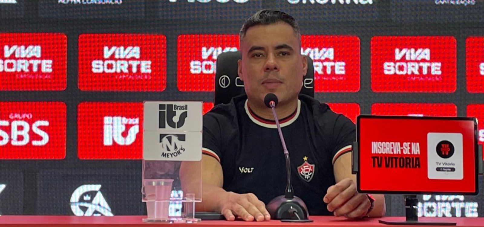 Imagem de Jair Ventura elogia atuação "impecável" do Vitória e provoca Athletico-PR: "Tem que estudar mais"