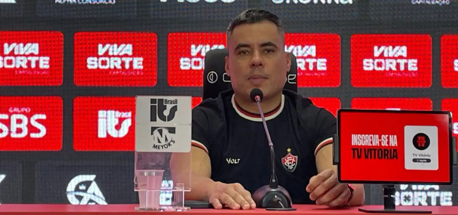 Imagem de Jair Ventura elogia atuação "impecável" do Vitória e provoca Athletico-PR: "Tem que estudar mais"